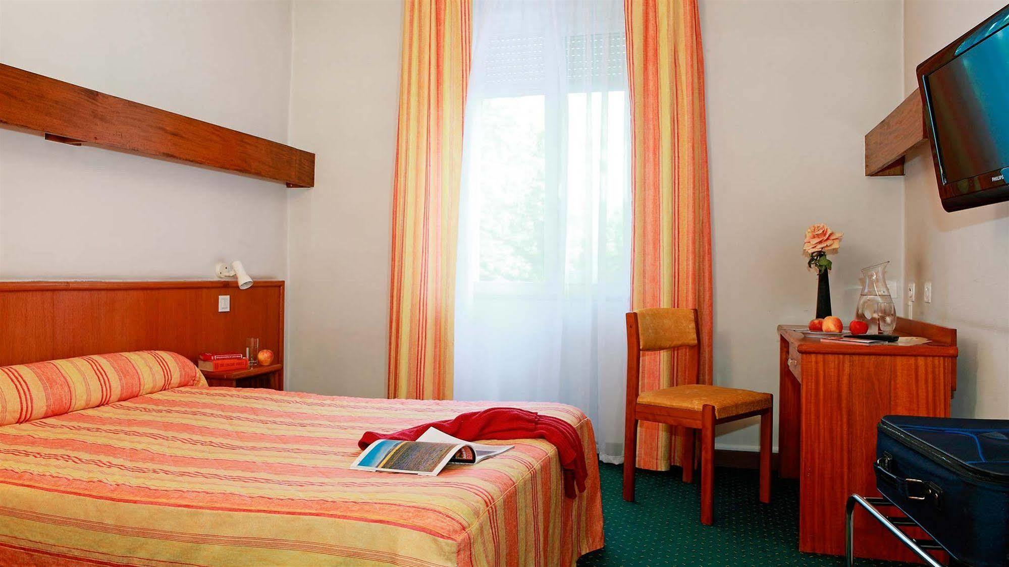 Hotel De La Cloche Dole Buitenkant foto